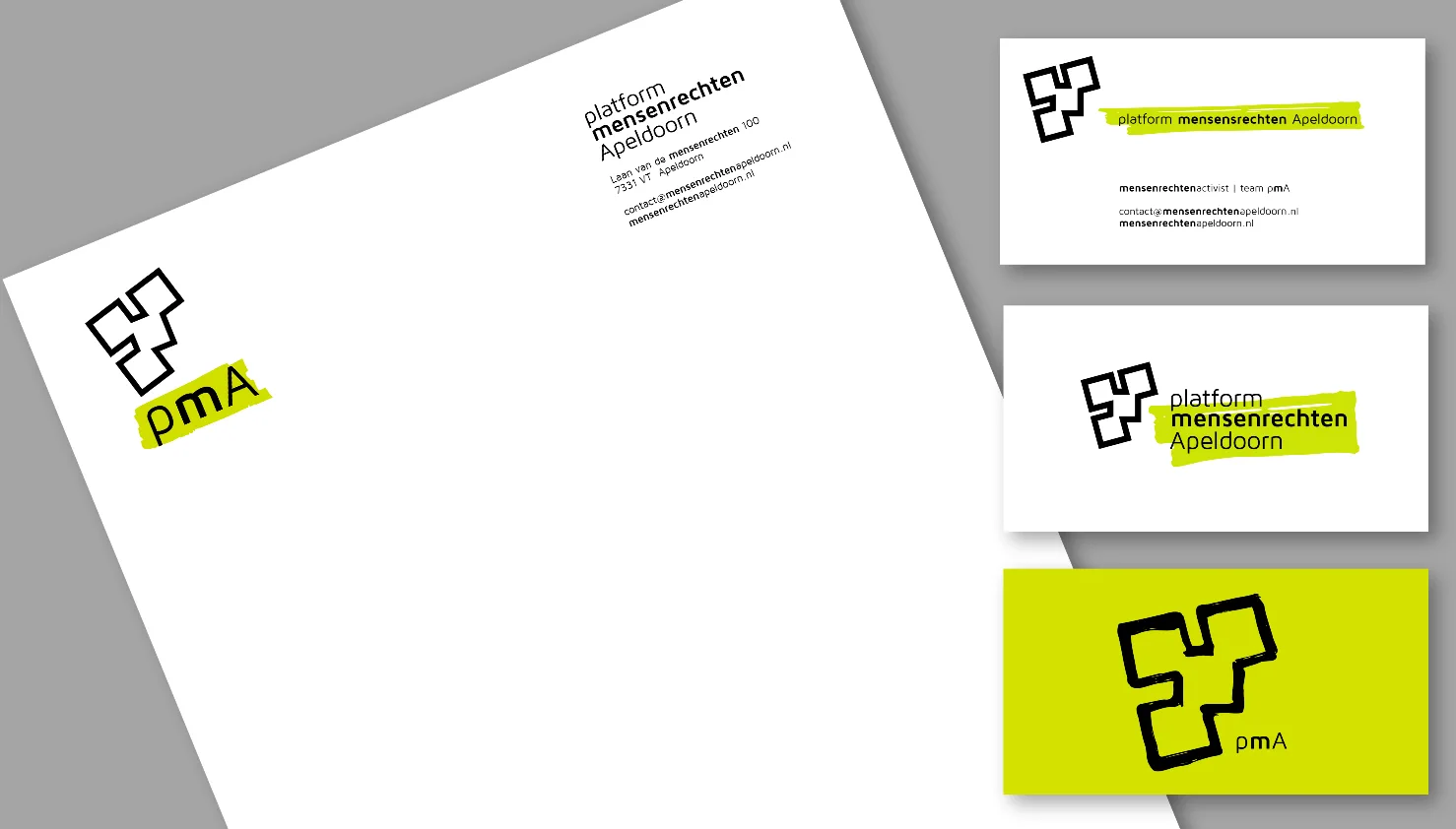 Huisstijlvisualisatie van pmA met briefpapier, visitekaartjes en verschillende logo-opstellingen